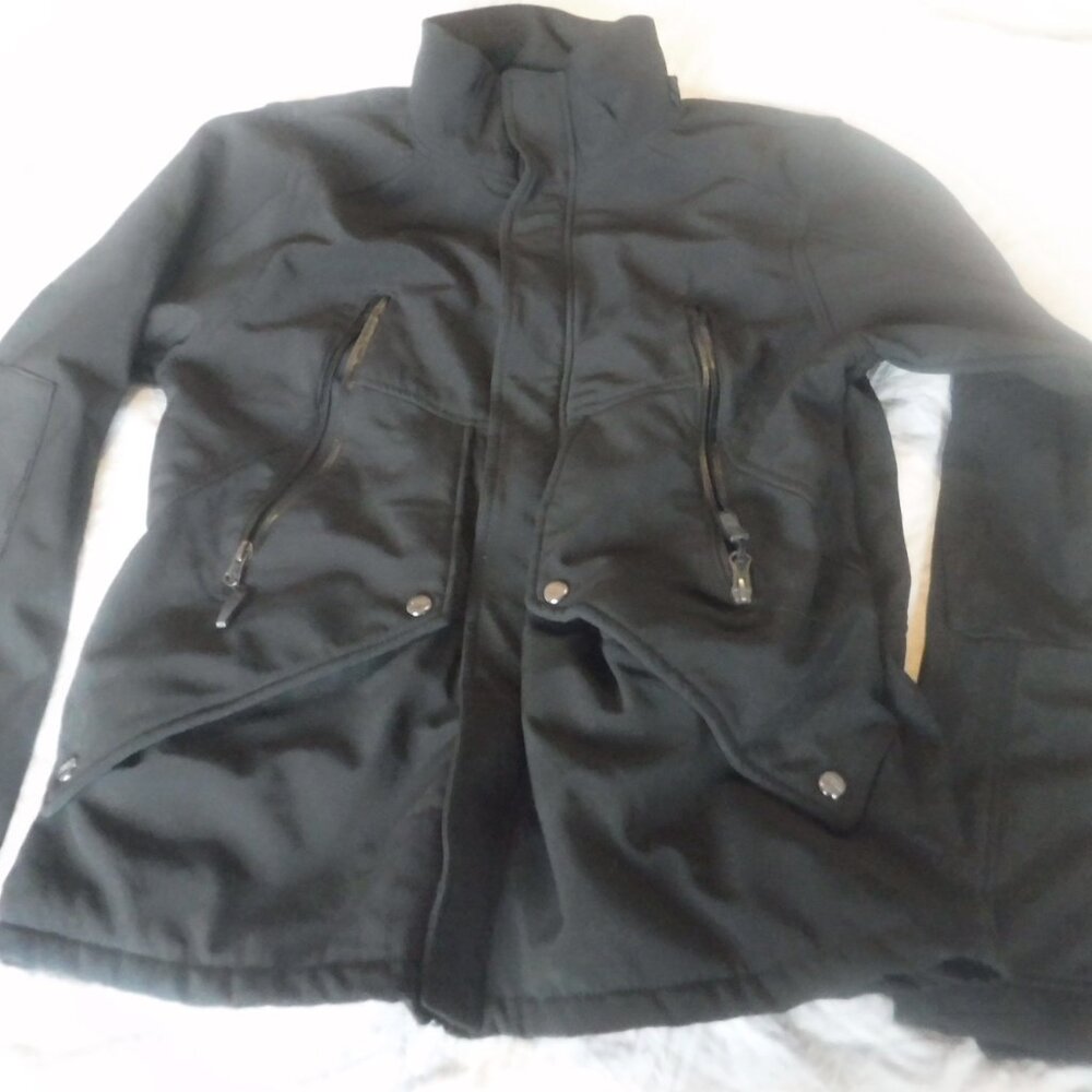 This mens black Steve Madden jacket in size medium is a stylish and versatile ou